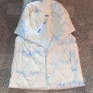 BB Dakota by Steve Madden white and blue vest with pockets.